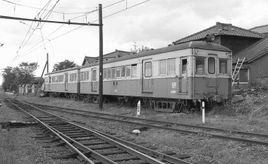 Trenin tren istasyonundaki siyah beyaz fotoğrafı.