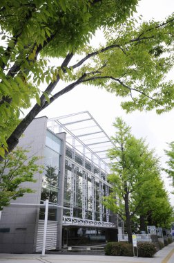 Modern mimariyle Asya şehrinin gündüz çekimleri.