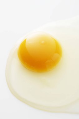 Çiğ tavuk yumurtasının yakın görüntüsü