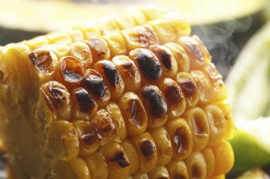 Lezzetli mısırları yakın. 