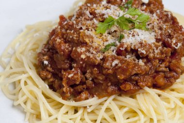 kıyma ve peynirli spagetti