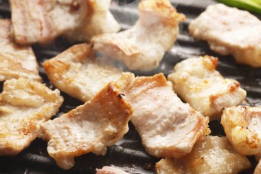 Izgarada et parçaları, lezzetli barbekü.