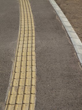 Sarı çizgili asfalt yol