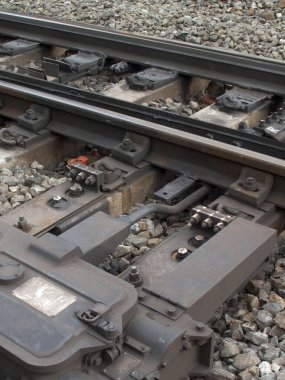 Eski paslı metal raylar, yakın plan.