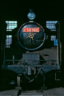 Arka planda eski buharlı lokomotif treni