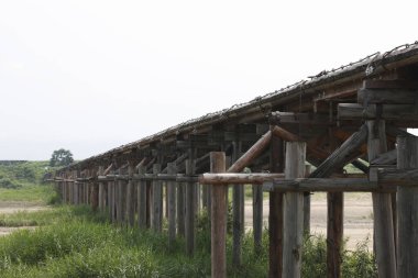 Yığınlar üzerindeki eski ahşap köprü manzarası
