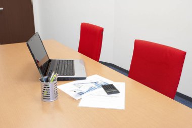 Modern bir ofisin içinde.