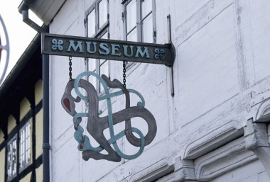 Müzenin tahta sokak tabelası