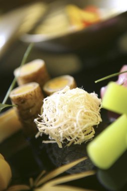 Bir tabak yemeği yakın.