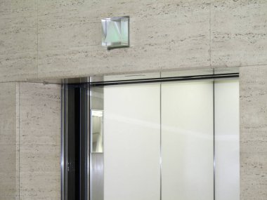 Arka planda cam kapılı modern bina, kapatın.