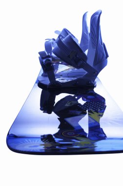 parlak mavi snowboard beyaz arkaplan üzerinde izole