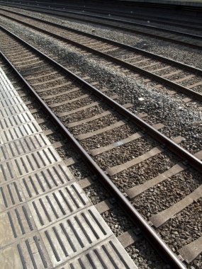 Güneşli bir günde tren yolu