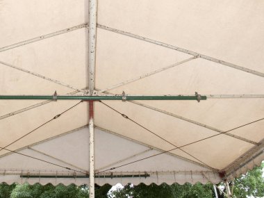 Beyaz bir çadırın dikey görüntüsü