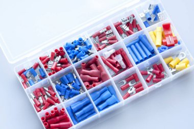 Plastik kutuda düzenlenmiş çeşitli renkli elektrik bağlantıları