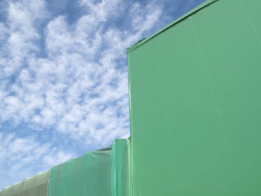 Evin yeşil çatısı Mavi gökyüzünün altında 