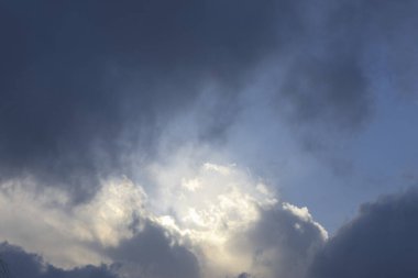 Bulutların üzerinde güzel gün batımı    