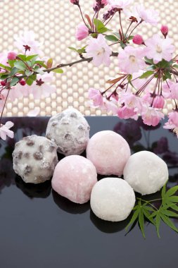Japon Mochi. Çiçekli ve yapraklı yuvarlak tatlılar. 