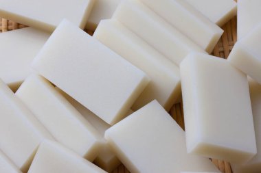 pirinç beyaz kekler ahşap masada, üst manzara