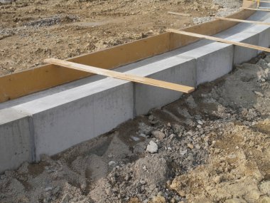 Arka plandaki yeni ev için beton blok