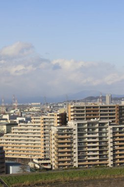 Japonya 'daki modern apartmanlar ve mavi gökyüzü