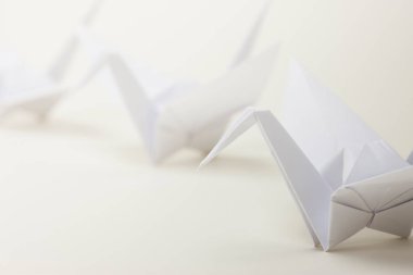 beyaz arkaplanı olan kağıt tekneler