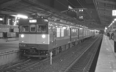 Şehirdeki tren istasyonunun siyah beyaz manzarası 