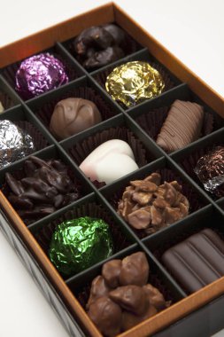 Beyaz arka planda lezzetli çikolata şekerlerinin yakın plan görüntüsü     