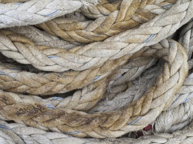 İskeleye yakın görüntüde eski bir ip