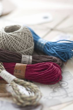 Masadaki renkli ipliklerin dikey görüntüsü 