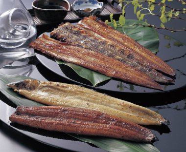 Siyah arka planda ızgara balık yakın plan görüntüsü