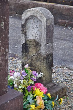 Taşın üzerinde Çince el yazısı hiyeroglifleri olan anıtın görüntüsü