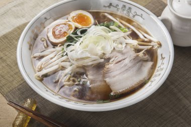 Domuz kemiği çorbası ve erişteden yapılmış Japon Ramen yemeğinin üst görüntüsü.