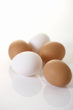 Taze organik tavuk yumurtalarının yakın plan görüntüsü          