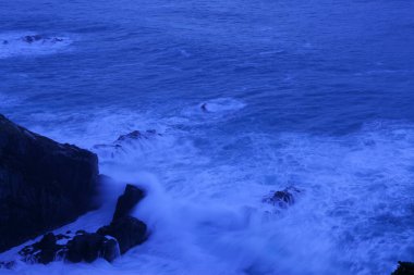 Kayalık sahile vuran dalgaların güzel manzarası     