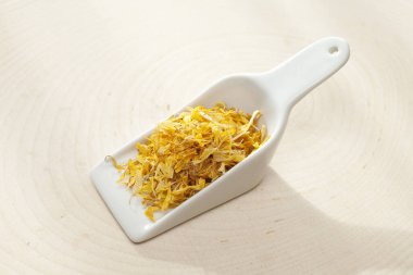 Masada beyaz kaşıkla safran, yakın çekim.