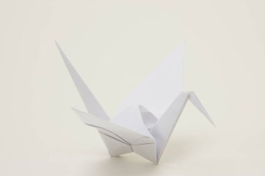 Beyaz arkaplanda kağıt gemi