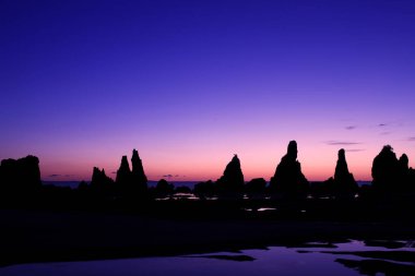 Denizin üzerinde güzel bir gün batımı