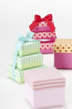 arka plan üzerinde renkli hediye kutuları