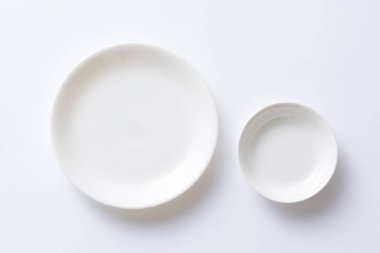 Servis için boş beyaz tabaklar, üst görünüm