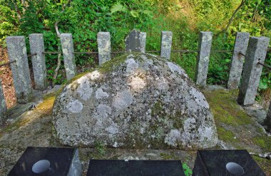 Japon köyündeki eski mezarlığın gündüz görüşü