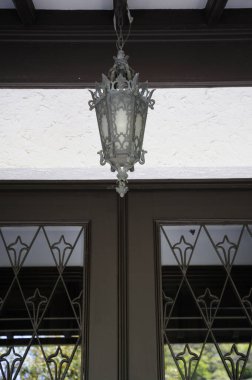 Klasik lambalı bir pencere