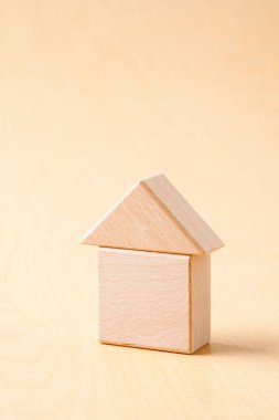 Tahta masadaki ahşap ev modeli.