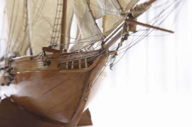 Yakın plan, detaylı ahşap model yelkenli gemi donanımı ve yelkenleri gösteriyor.