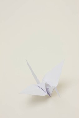 Beyaz kağıtta origami kuşu