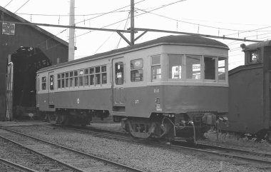 Depoya park edilmiş eski trenlerin siyah beyaz fotoğrafları. 