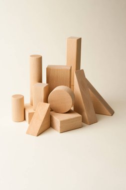 Yeni ahşap blokların görüntüsünü kapat. 