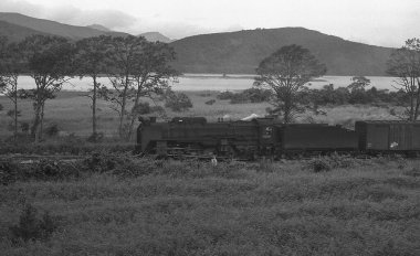 Japon demiryolunun gündüz çekilmiş siyah beyaz fotoğrafı.