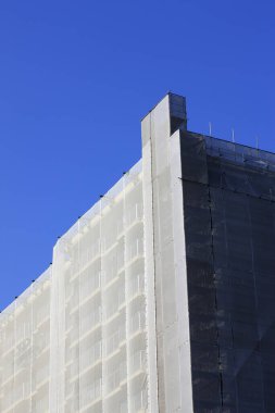 Mavi gökyüzü olan yeni inşaat alanı