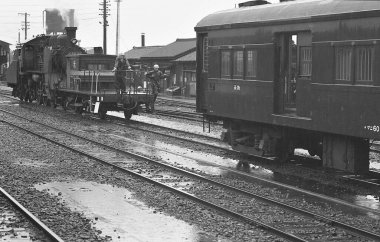 Japon Demiryollarının Gündüz Siyah ve Beyaz Çekimi