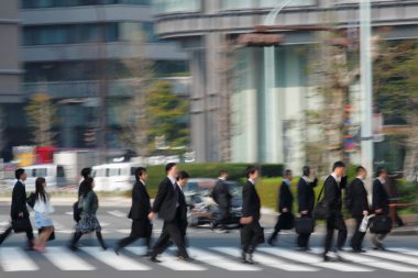 Tokyo, Japonya 'da merkez caddenin yanından geçen kalabalık